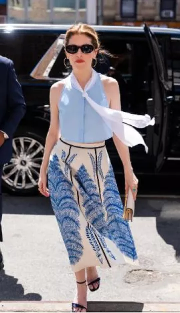 Sac à bandoulière en cuir Metier Roma porté par Anna Kendrick à New York le 29 avril 2025