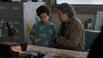 H&M Hoodie Dusty Green/Dinosaurs worn by Benjamin (Ezra Agbonkhese) as seen in The Last of Us (S02E01)