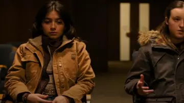 Abrigo Carhartt Weathered Duck Wesley usado por Dina (Isabela Moner) como se ve en The Last of Us (T02E01)