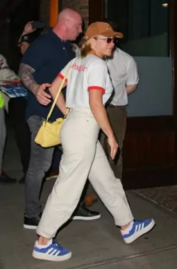 Casquette de baseball en velours côtelé à la vitamine G portée par Florence Pugh à New York le 29 avril 2025