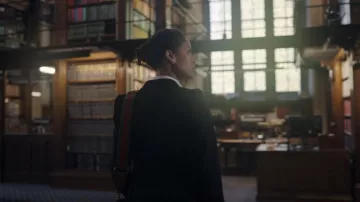 Céline Grande Griffe de Cheveux portée par Sophie (Gugu Mbatha-Raw) comme on le voit dans Surface (S02E01)