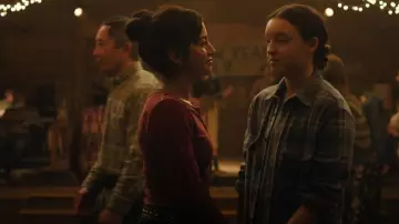 Free People We El Brazalete de Cable Trenzado Gratis usado por Dina (Isabela Moner) como se ve en The Last of Us (T02E01)