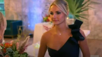 Nicole Bakti Black Ribbon One Shoulder Robe portée par Taylor Ann Green comme on le voit dans Southern Charm (S10E15)