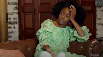 Loeffler Randall Robe longue en dentelle florale verte à plusieurs niveaux portée par Venita Aspen comme on le voit dans Southern Charm (S10E15)