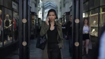 Bolso de Acne Studios Musubi usado por Sophie (Gugu Mbatha-Raw) como se ve en Surface (S02E03)