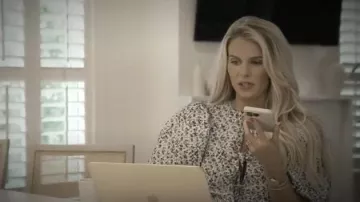Haut en popeline de coton imprimé Ganni porté par Madison LeCroy comme on le voit dans Southern Charm (S10E15)