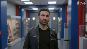 Chaqueta de cuero con cremallera usada por Nathan Shelley (Nick Mohammed) como se ve en el vestuario del programa de televisión Ted Lasso (Temporada 3)
