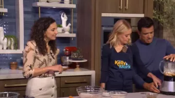 Minijupe bouclée ornée de boutons Sandro portée par Yumna Jawad comme on le voit en LIVE avec Kelly et Mark le 2 mai 2025