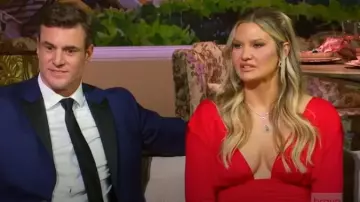 Helsa Jersey Deep V Maxi Dress portée par Molly O’Connell comme on le voit dans Southern Charm (S10E16)