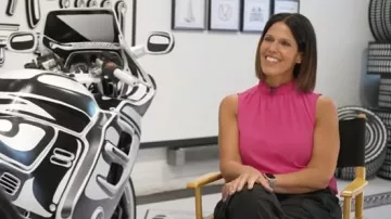 Haut à col montant à volants en mousseline de soie Ann Taylor porté par Dana Jacobson, comme on le voit dans CBS Mornings le 4 mai 2025