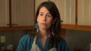 Au nord de FIfty Grande perle Dream Catcher frange Boucles d’oreilles portées par Edna Cranebear (Andrea Menard) comme on le voit dans Sullivan’s Crossing (S03E01)