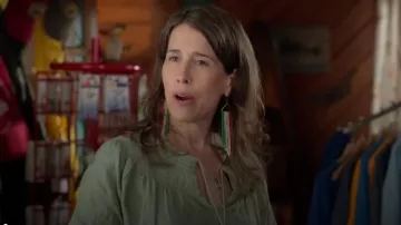 Wanderlust Wildhearts Rose/Mint Stripe Fringe Earrings portées par Edna Cranebear (Andrea Menard) comme on le voit dans Sullivan’s Crossing (S03E02)