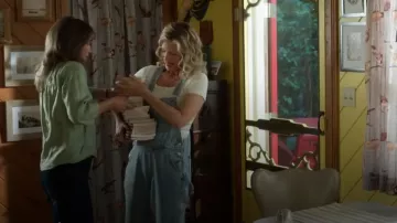 Salopette Levi's Vintage portée par Helen dans Sullivan's Crossing (S03E02)