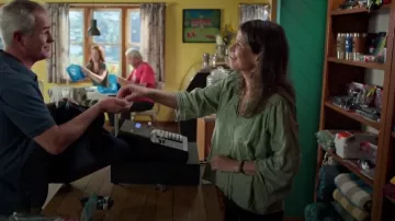 Magaschoni Haut paysan brodé à pampilles smockées et col noué porté par Edna Cranebear (Andrea Menard) comme on le voit dans Sullivan’s Crossing (S03E02)