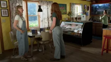 Sandalia de ante unisex Birkenstock Arizona usada por Helen como se ve en Sullivan's Crossing (S03E02)