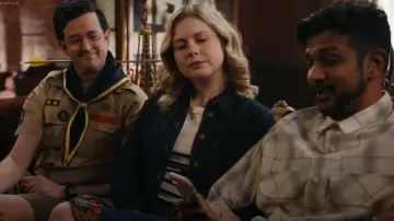 Blusa abotonada recortada de denim de RW&Co usada por Samantha Arondekar (Rose McIver) como se ve en Ghosts (T04E19)