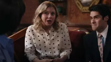 Camisa de lunares de Zara usada por Samantha Arondekar (Rose McIver) como se ve en Ghosts (T04E19)