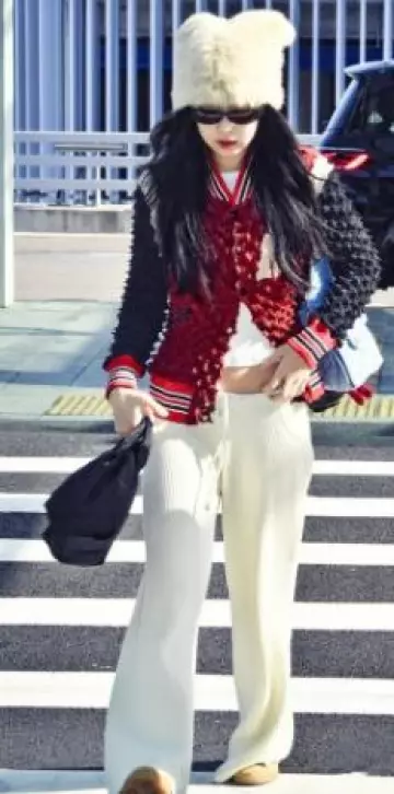 Chanel 25 Hobo Bag worn by Jennie Kim at  Incheon Airport on May 3, 2025