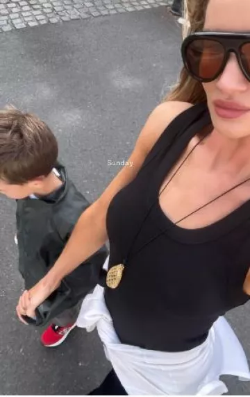 Tiffany & Co. Collar de diseño de frijol Elsa Peretti de cristal de roca con oro amarillo usado por Rosie Huntington-Whiteley en Londres el 4 de mayo de 2025