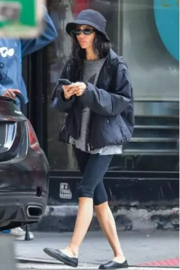 Jessica McCormack Beaches Mini Conch Shell Ring worn by Zoe Kravitz in New York City post on May 2025