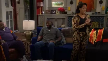 Pantalon Rails Damani en sable de Santorin porté par Tina Butler (Tichina Arnold) comme on le voit dans The Neighborhood (S07E19)