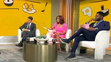 Robe fourreau Black Halo Salvanna en rose fluo portée par Gayle King comme on le voit dans CBS Mornings le 24 avril 2025