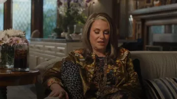 Abrigo de hiedra de la colección Annie usado por Lori Milsap (Megan Mullally) como se ve en The Righteous Gemstones (T04E09)