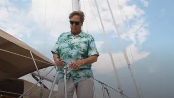 Tommy Bahama Short Sleeve Jungle Silk Top usado por Eli Gemstone (John Goodman) como se ve en The Righteous Gemstones (T04E09)