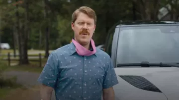 Bonobos Camisa de manga corta elástica azul con estampado conversacional usada por Benjamin Jason 'BJ' Barnes (Tim Baltz) como se ve en The Righteous Gemstones (S04E09)