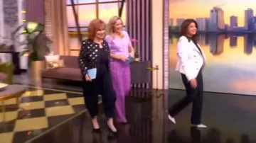 Veronica Beard Pantalones Sonia usados por Sara Haines como se ve en The View el 2 de mayo de 2025