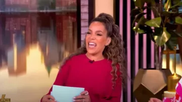 Vestido midi clásico con manga dolman de Victoria Beckham usado por Sunny Hostin como se vio en The View el 2 de mayo de 2025