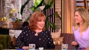 Veste à œillets Veronica Beard Beale portée par Joy Behar comme on le voit dans The View le 2 mai 2025