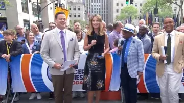 Jupe en lin enduit à imprimé bouquet Jil Sander portée par Savannah Guthrie comme on le voit dans Today le 2 mai 2025