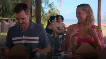 T-shirt polo à rayures bleues Faherty porté par Jack (Will Forte) tel qu’on le voit dans Les Quatre Saisons (S01E03)