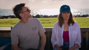 T-shirt gris Faherty Pool Bar porté par Jack (Will Forte) tel qu’on le voit dans Les Quatre Saisons (S01E03)