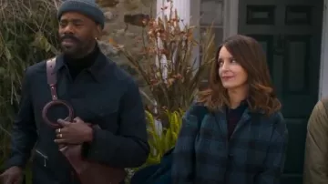 Chaqueta de lana a cuadros Gerard Darel Mayssane usada por Kate (Tina Fey) como se ve en Las Cuatro Estaciones (T01E06)