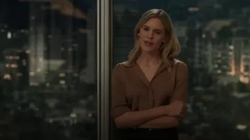 Blusa Kobi Halperin Ceanna usada por Amanda Stevens (Maggie Grace) como se ve en Suits LA (S01E05)