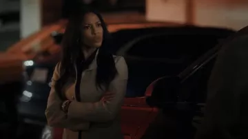 Courrèges Buckle Twill Long Coat porté par Erica Rollins (Lex Scott Davis) comme on le voit dans Suits LA (S01E06)