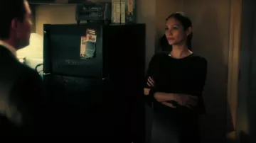 Carolina Herrera Robe midi fourreau en laine stretch à manches longues portée par Samantha (Rochenda Sandall) comme on le voit dans Suits LA (S01E06)