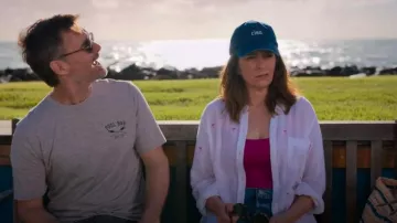 Rails Blanco Rosa Pam Tree Camisa abotonada bordada usada por Kate (Tina Fey) como se ve en Las Cuatro Estaciones (T01E03)