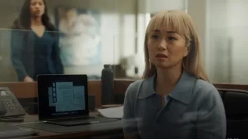 Polo Tibi Skinlike Mercerized Wool Shrunken en Blue Mist usado por Leah Power (Alice Lee) como se ve en Suits LA (S01E08)