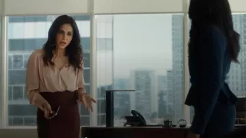 Body en satin à manches longues en surplis de fille préférée porté par Roslyn (Azita Ghanizada) comme on le voit dans Suits LA (S01E08)