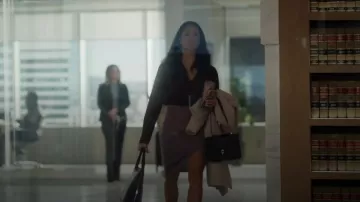 Christian Dior Smooth Calfskin Mini C'est Flap Bag Negro usado por Erica Rollins (Lex Scott Davis) como se ve en Suits LA (S01E08)