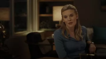 Theory Chemise en soie ajustée classique pour femmes portée par Amanda Stevens (Maggie Grace) comme on le voit dans Suits LA (S01E08)