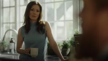 Veronica Beard Mahalia Pull sans manches en cachemire porté par Sofia Pernas (Elizabeth Smith) comme on le voit dans Suits LA (S01E10)