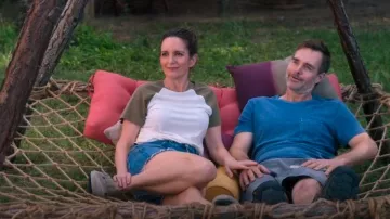 Zuecos Birkenstock Beige Suede Boston usados por Kate (Tina Fey) como se ve en Las Cuatro Cuatro Estaciones (T01E04)