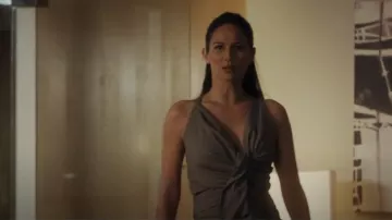 Haut en laine Jacquemus Bahia porté par Samantha (Rachelle Goulding) comme on le voit dans Suits LA (S01E10)