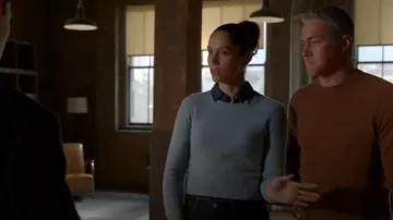 Pull en cachemire Ami porté par Stella Kidd (Miranda Rae Mayo) vu dans Chicago Fire (S13E15)