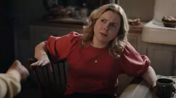 Sudadera corta de manga abullonada Anthropologie Maeve usada por Samantha Arondekar (Rose McIver) como se ve en Ghosts (T04E20)