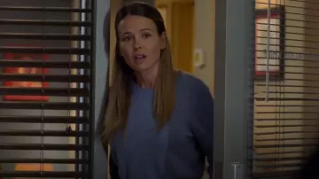 J. Crew Crew Sweater porté par l’ambulancière Lyla 'Lizzie' Novak (Jocelyn Hudon) comme on le voit dans Chicago Fire (S13E17)